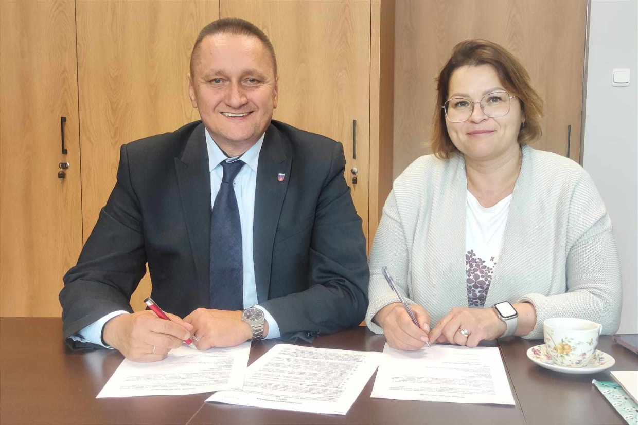 Umowę podpisali Małgorzata Golińska-Dłużniewska, prezes Fabryki Urządzeń Dźwigowych Sp. z o.o w Bolęcinie oraz Andrzej Abako, starosta olsztyński