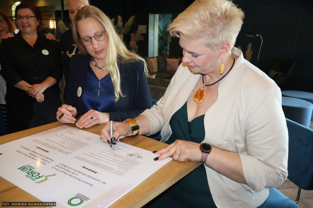 W ubiegłym roku, by wzbogacić partnerstwo między obydwoma powiatami, Joanna Michalska-Reda, członkini Zarządu Powiatu w Olsztynie i Anna Kebschull, starosta powiatu Osnabrück podpisały oficjalną deklarację przyjaźni między kobietami z Polski i Niemiec. 